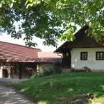 Šokčev dvor, foto: https://www.visitdolenjska.eu/sokcev-dvor-v-zunicih-.html