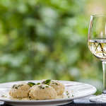 Zeliščni njoki in vino, www.slovenia.info, foto: Boris Pretnar